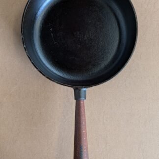 Poêle sauteuse SKEPPSHULT 25 cm – Poignée en bois