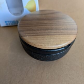 Moulin à poivre / broyeur à épices SKEPPSHULT « STORA SWING L » avec couvercle en noyer