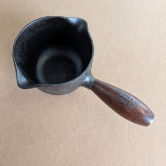 Casserole saucière SKEPPSHULT 0.5L avec double bec verseur – Poignée en bois