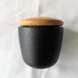 Bol à sel / épices SKEPPSHULT « Swing » avec couvercle en hêtre